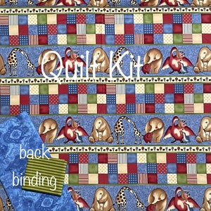 Puede incluir: Kit de acolchado con un diseño de patchwork sobre un fondo azul. El kit incluye tela para la parte superior del acolchado, el respaldo y el encuadernado. La tela presenta una variedad de ilustraciones de animales, incluidos elefantes, jirafas y pájaros.