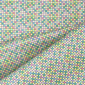 Könnte beinhalten: Ein gelber Stoff mit einem sich wiederholenden Muster aus kleinen Quadraten in den Farben Rosa, Blau, Grün und Gelb.