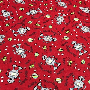 Może przedstawiać: Czerwony materiał z powtarzającym się wzorem srebrnego robota, zielonego kosmity, gwiazd i planet. Tekst "Space Robot" i "Planet" powtarza się na całym materiale.