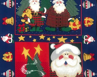 Könnte beinhalten: Ein blauer und roter Stoff mit Weihnachtsmotiv. Der Stoff zeigt den Weihnachtsmann, Weihnachtsbäume, Ornamente, Glocken und Sterne.