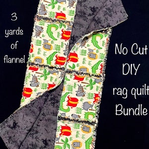 Puede incluir: Un paquete de edredón de retazos DIY sin cortes con una tela blanca con estampado de animales verde, rojo y gris. El paquete incluye 3 yardas de tela de franela. El texto "No Cut DIY rag quilt Bundle" es visible en la imagen.