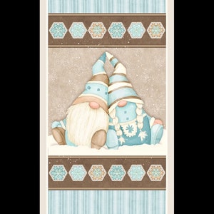 以下が含まれることがあります： 茶色の帽子をかぶったノームと青い帽子をかぶったノームが雪の中に座っています。2人とも青と白の服を着ています。背景は、雪の結晶が描かれた茶色と青の模様の布です。