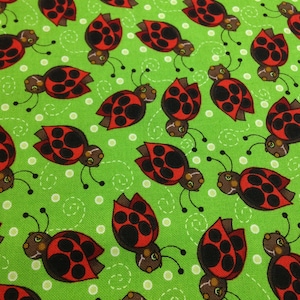 TEJIDO de algodón LADYBUG, verde, amarillo, bicho de señora rojo, tejido acolchado, tela de bebé insecto, niño o niña, cortado a medida