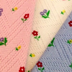 K&ouml;nnte beinhalten: Drei Stoffmuster mit einem Blumenmuster. Die Muster sind rosa, wei&szlig; und hellblau. Jedes Muster hat ein anderes Blumenmuster.