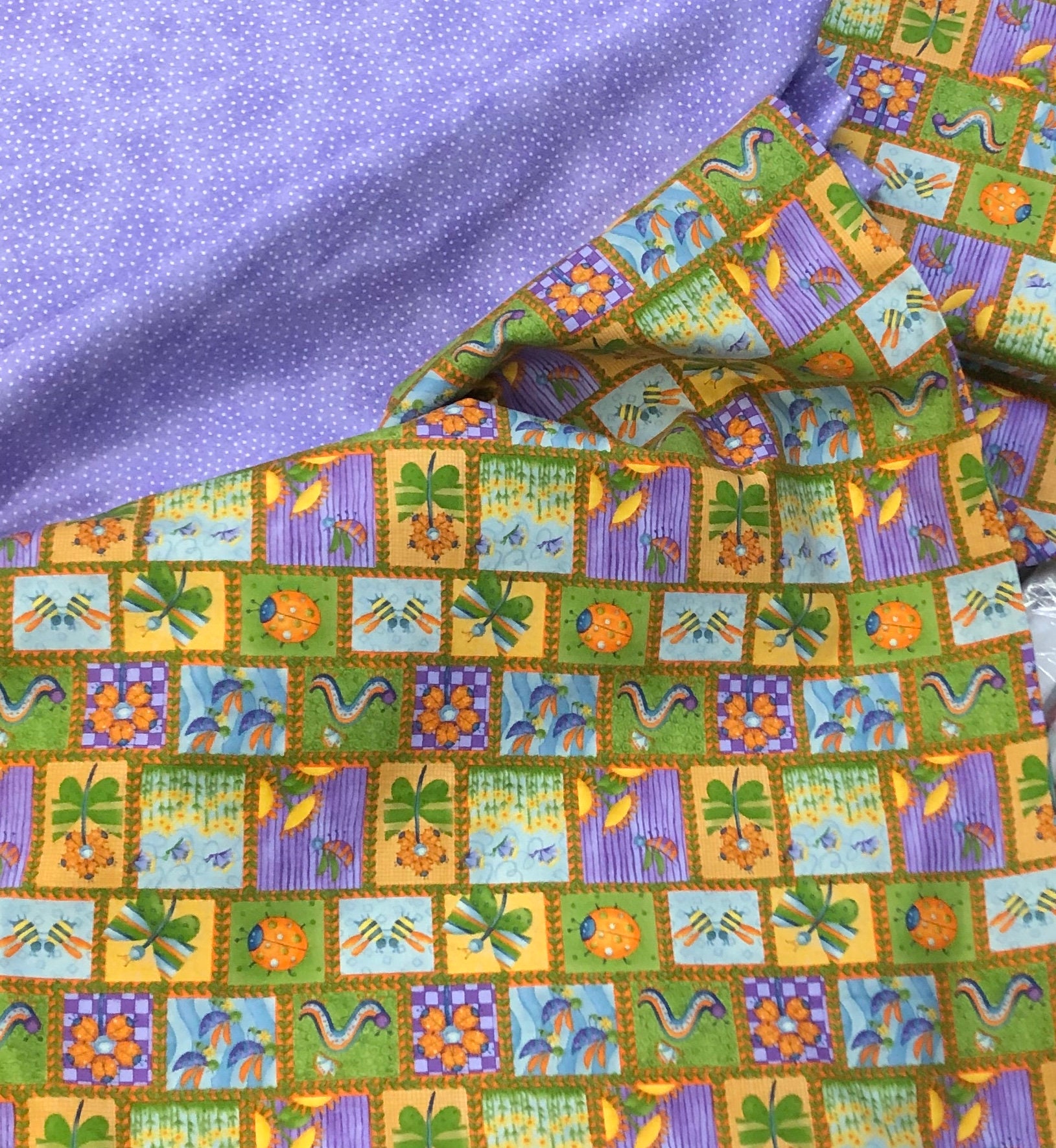 Libelle, Honigbiene, Marienkäfer, Raupe, Schmetterling, Glühkäfer, orange, gelb lila orange Insekt Floral Flanell Stoff Print, Bulk Stock