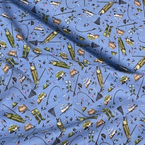 Może przedstawiać: Niebieski materiał z powtarzającym się wzorem sprzętu wędkarskiego, w tym wędki, buty, sieci i przynęty. Wzór jest w odcieniach zieleni, brązu i czerni.