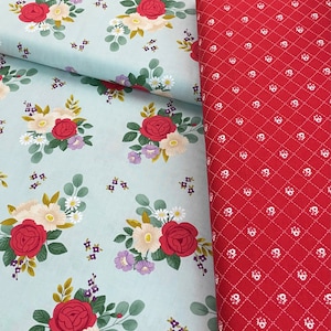 Tela floral azul rojiza, coordinada, Red Hot o Sky de Riley Blake, rosas rojas, acolchado, 100 % algodón, flores sobre azul, pequeñas flores blancas.