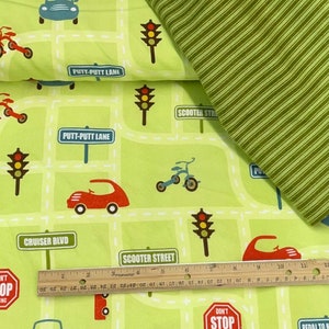 Autos Verkehrsschilder, Straße Flanell, hochwertiger Flanellstoff, Quilten, Basteln, Nähen, grün mit Autos, Fahrrädern und Verkehrsschildern.