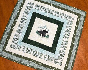 Mantel bordado y acolchado con diseño de oso de bosque, 26 x 26, decoración para comedor, primavera, verano y otoño, cabaña, regalo de inauguración de la casa, 3 capas