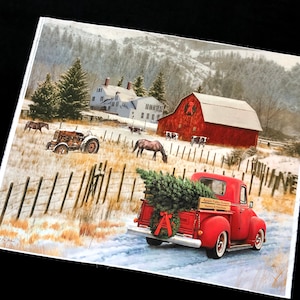 Peut inclure: Un camion rouge avec un sapin de Noël dans la benne, roulant sur une route enneigée devant une grange rouge et une ferme blanche. Le camion a une enseigne en bois sur le côté qui indique "Apple Valley Orchards Nursery & Tree Farm".