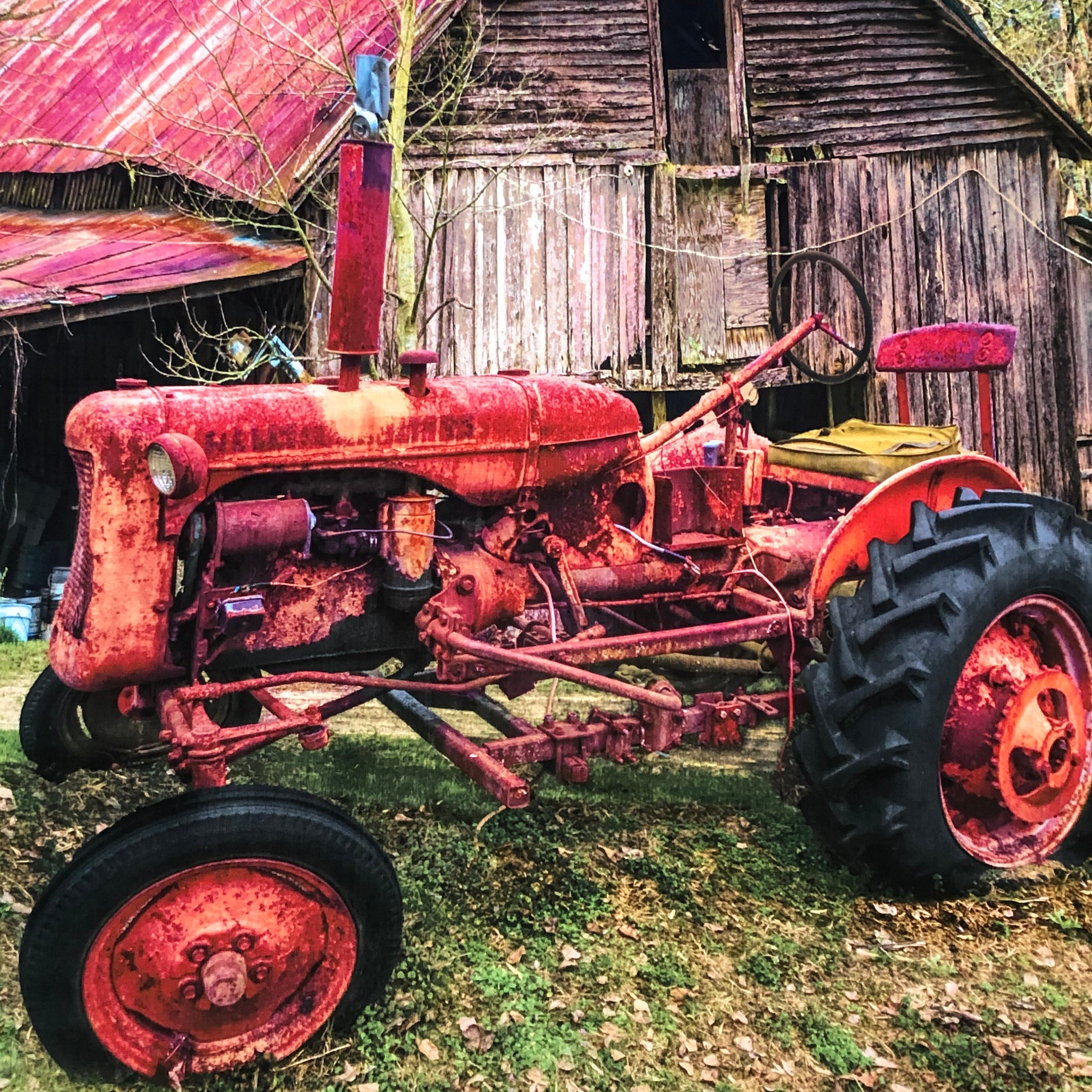 Vieux Tracteur Rouge Couvert De Neige Image stock - Image du panne, hiver:  137743825