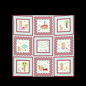 Peut inclure: Une courtepointe en tissu blanc avec neuf carrés représentant différentes illustrations d'animaux de la forêt. Chaque carré a une bordure rouge et bleue avec un motif géométrique. Les animaux comprennent des ours, des écureuils, des cerfs et des oiseaux.