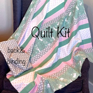 Kit de edredón de tiras Sage Bunny con flores de franela precortadas, 3 1/2 yardas de franela para la parte superior del edredón, el reverso y el ribete, verde, blanco, rosa, gris, lunares, bricolaje