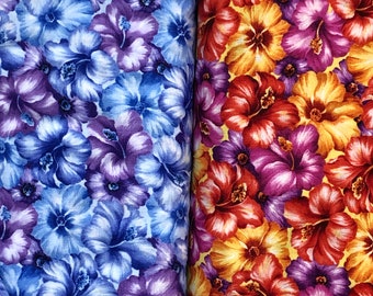 Puede incluir: Dos muestras de tela con patrones florales. La muestra de la izquierda presenta un patrón floral azul y morado. La muestra de la derecha presenta un patrón floral amarillo, naranja y rojo.