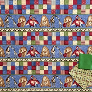 Puede incluir: Una tela de patchwork colorida con un patrón repetitivo de animales y formas geométricas. La tela presenta una variedad de colores, incluyendo rojo, verde, azul y amarillo. Los animales incluyen jirafas, elefantes y pájaros. Las formas geométricas incluyen cuadrados, rectángulos y círculos.