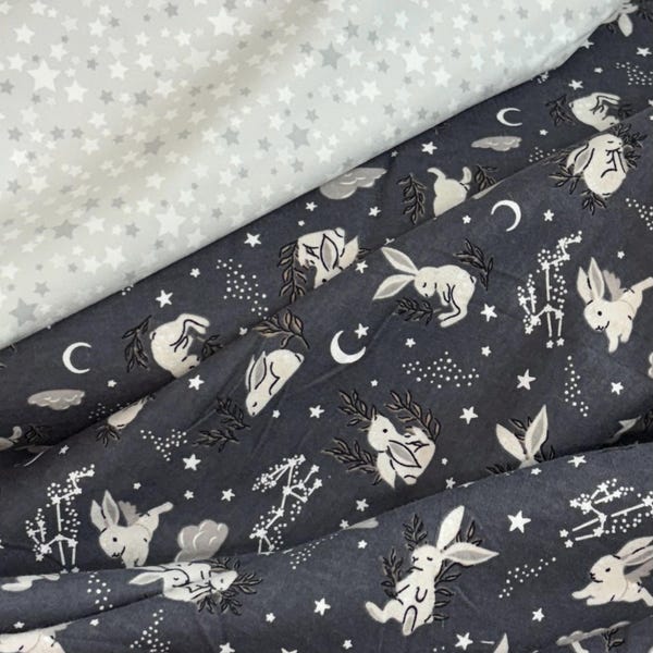Bunny Dreams franela gris, de Camelot Fabrics, dulce y suave conejito gris crema, luna, estrellas, nubes, hojas, conejito de Pascua, estrellas grises para jugar