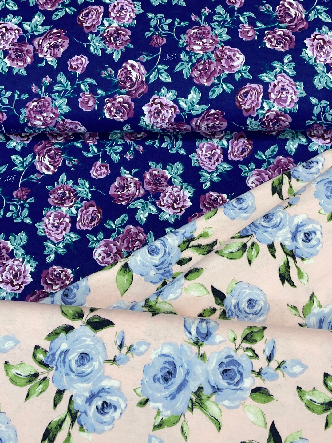 Rosen Blumen Blumengarten Flanell Stoff, blau auf rosa, Marine auf