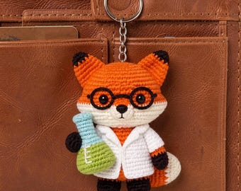 Amigurumi-bedel wetenschapper vos, scheikundelab wetenschap leraar cadeau, miniatuur bekerglas garen sleutelhanger