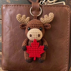 Elch und Ahornblatt Schlüsselanhänger, Taschenanhänger der kanadischen Wildnis, Garn Accessoire aus dem nördlichen Wald