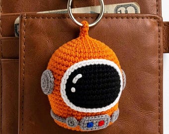 Oranje bedel astronauthelm, miniatuur gehaakte ruimteverkenner, retro scifi-bagagelabel