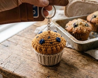 Bedel gehaakte bosbessenmuffin, miniatuurgebaksleutelhanger, foodiecadeau