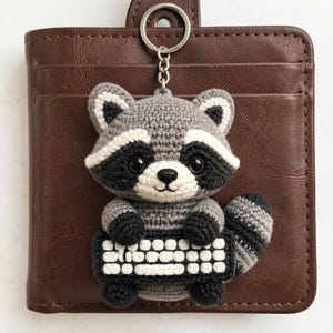 Llavero de peluche de mapache programador, regalo para entusiastas de la tecnología, compañero de teclado de ganchillo