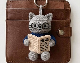 Gehaakte kattenbedel, krant lezen, miniatuur stoelfiguurtje, vaderdagcadeau