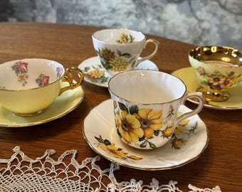 Set di 4 tazze da tè vintage spaiate di colore giallo, tazze e piattini in porcellana inglese Bone China, decorazioni floreali dorate, set per tea party in stile cottagecore