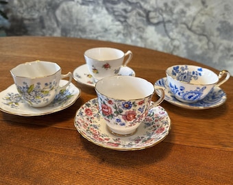 Juego de 4 tazas de té vintage rosas y azules, tazas y platillos florales desiguales, porcelana inglesa, juego de té estilo cottagecore, regalo para despedida de soltera