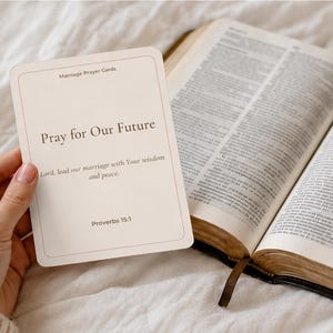 Puede incluir: Una tarjeta de oración matrimonial rectangular blanca con esquinas redondeadas que presenta el texto 'Marriage Prayer Cards', 'Pray for Our Future', 'Lord, lead our marriage with Your wisdom and peace.' y 'Proverbs 15:1' junto a un libro abierto.