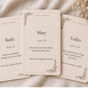 Könnte beinhalten: Drei rechteckige Karten mit dem Titel Women of the Bible Cards, die die Namen Ruth, Mary und Esther tragen. Jede Karte enthält einen Bibelvers, eine kurze Reflexion und eine Frage, verziert mit kleinen Blumenillustrationen in den Ecken.