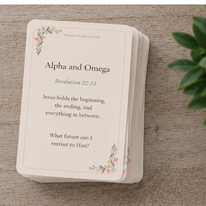 Könnte beinhalten: Ein Stapel rechteckiger Karten mit abgerundeten Ecken, die den Text Names of Jesus Cards, Alpha and Omega, Revelation 22:13 sowie eine kurze Reflexion enthalten. Die Karten haben einen cremefarbenen Hintergrund mit zarten Blumenmotiven.