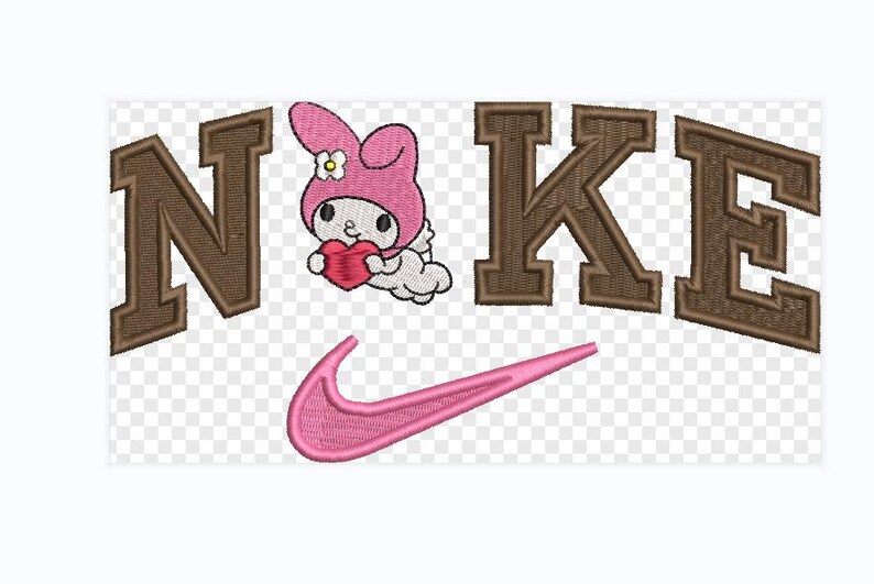 Pu&ograve; includere: Design ricamato con la scritta "NIKE" in lettere marroni, e uno swoosh Nike rosa sotto. Un personaggio dei cartoni animati con un cappello rosa tiene un cuore. Il design &egrave; su sfondo trasparente.