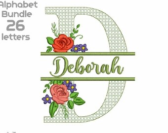 Può includere: Un ricamo con la lettera "D" e il nome "Deborah" in corsivo. La lettera è decorata con rose rosse, fiori viola e foglie verdi. Il testo "Alphabet Bundle 26 letters" è nell'angolo in alto a sinistra.