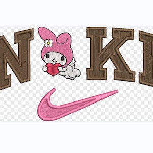 Pu&ograve; includere: Design ricamato con la scritta "NIKE" in lettere marroni e uno swoosh Nike rosa sottostante. Un personaggio dei cartoni animati rosa con un cuore &egrave; tra le lettere. Lo sfondo &egrave; trasparente.