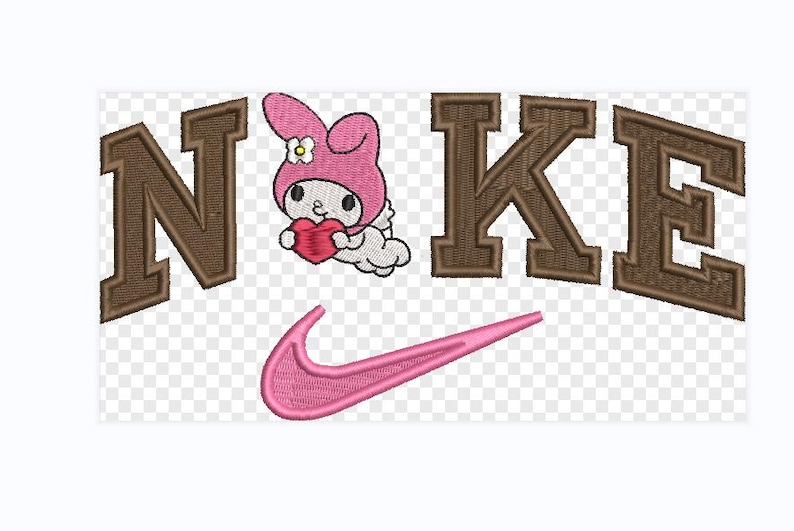 Pu&ograve; includere: Design ricamato con la scritta "NIKE" in lettere marroni e uno swoosh Nike rosa sottostante. Un personaggio dei cartoni animati rosa con un cuore &egrave; tra le lettere. Lo sfondo &egrave; trasparente.