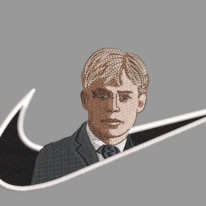 Pu&ograve; includere: Design ricamato con un ritratto di un uomo in giacca e cravatta, integrato in un logo swoosh bianco e nero. L'uomo ha i capelli castano chiaro e indossa un abito scuro con cravatta nera. Lo sfondo &egrave; grigio.
