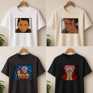 Pu&ograve; includere: Quattro magliette con disegni di personaggi anime. Le magliette sono bianche, beige e nere. Ogni maglietta presenta una toppa quadrata ricamata con una diversa illustrazione del personaggio. I disegni includono un personaggio con una sigaretta, un altro con uno sguardo severo e altri due con pose dinamiche.