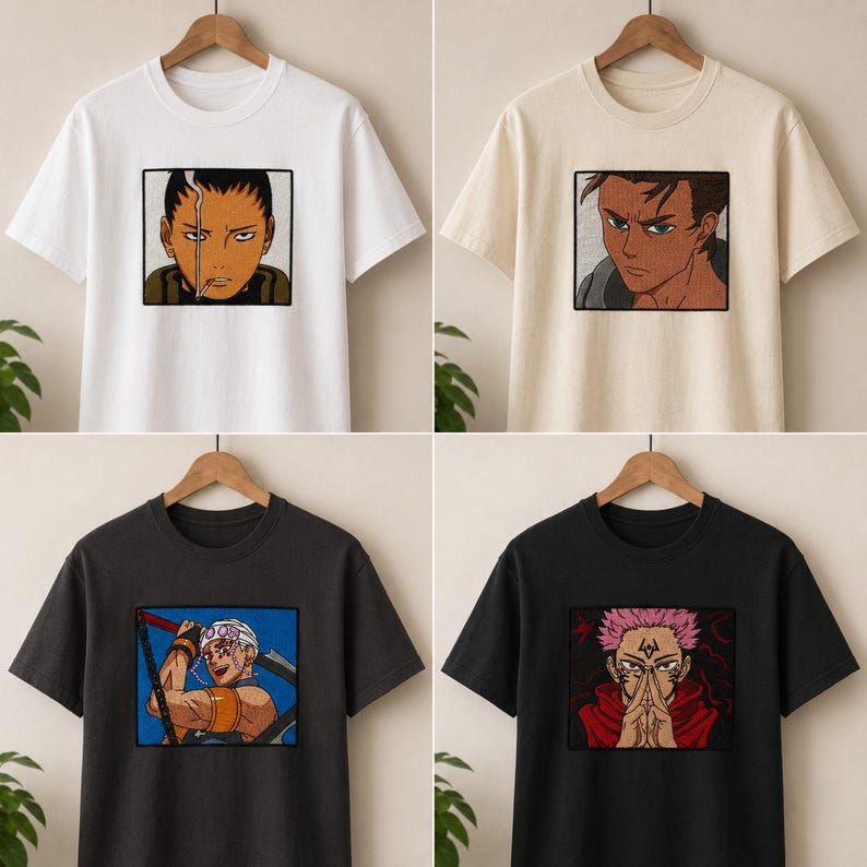 Pu&ograve; includere: Quattro magliette con disegni di personaggi anime. Le magliette sono bianche, beige e nere. Ogni maglietta presenta una toppa quadrata ricamata con una diversa illustrazione del personaggio. I disegni includono un personaggio con una sigaretta, un altro con uno sguardo severo e altri due con pose dinamiche.