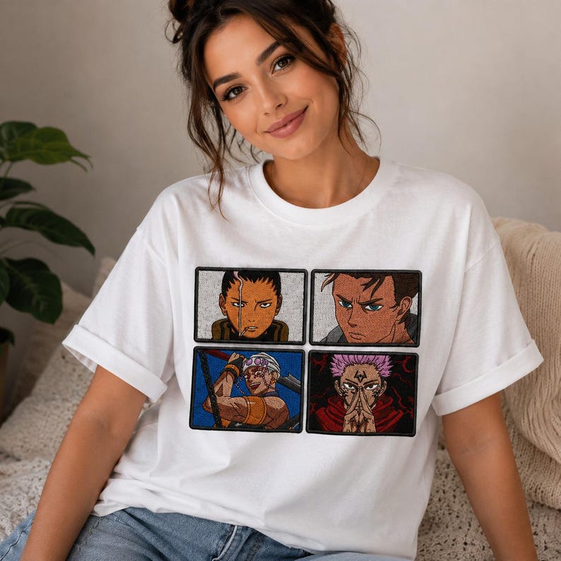 Pu&ograve; includere: T-shirt bianco con quattro ritratti di personaggi anime incorniciati. I ritratti sono disposti a griglia, ognuno con un design e una combinazione di colori unici. La maglietta &egrave; realizzata in un materiale morbido e confortevole.