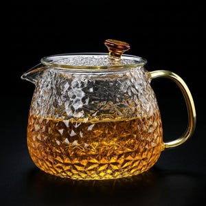 Può includere: Una tazza di ceramica bianca con manico nero e la scritta "But First, Coffee" in grassetto nero. La tazza è posta su uno sfondo sfocato, suggerendo un'atmosfera accogliente.