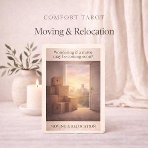 Puede incluir: Una carta del tarot con el texto "Moving & Relocation" presenta una pila de cajas de mudanza dentro de una habitación con una puerta abierta. La puerta revela un paisaje urbano al atardecer. La tarjeta también incluye el texto "Wondering if a move may be coming soon?"