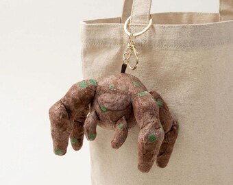 Llavero de peluche de Rocky Odd Alien, adorno para bolso de criatura extraña, clip para llaves de monstruo suave, accesorio inspirado en la ciencia ficción, regalo único para nerds.