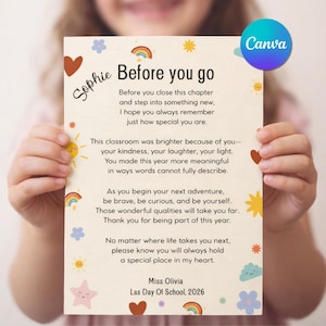 Puede incluir: Una tarjeta beige con el texto "Before you go" y un mensaje. La tarjeta está decorada con pequeñas ilustraciones de arcoíris, corazones, estrellas y soles. La tarjeta está sostenida por una persona.