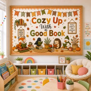 Puede incluir: Un póster de pared rectangular con el texto Cozy Up With a Good Book, rodeado de ilustraciones de un zorro, un cuervo y un erizo leyendo, hojas de otoño, calabazas y una guirnalda, todo enmarcado en un borde de cuadros naranja.