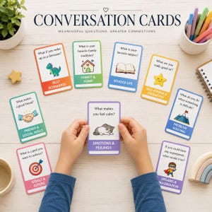 Può includere: Un set di carte da conversazione rettangolari con bordi e illustrazioni colorate, contenenti domande ed etichette di categoria come Silly Scenarios, Family & Home, School Life, Self-Esteem & Strengths, Friends & Social Skills, Emotions & Feelings, Problem Solving, Goals & Future e Dreams & Imagination.