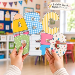 Puede incluir: Un conjunto de letras del alfabeto decorativas de la A a la G para un tablón de anuncios. Las letras presentan varios patrones, incluyendo un diseño de lápiz, cuadros vichy azules, rayas amarillas, lunares verdes, papel rayado y rosa y azul.