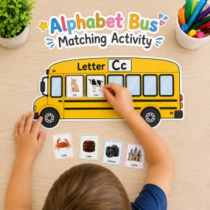 Może przedstawiać: Żółty wycinany autobus szkolny do zabawy w dopasowywanie liter Alphabet Bus z napisem Letter Cc. Autobus posiada okna z kartami przedstawiającymi kota i krowę. Poniżej znajdują się cztery dodatkowe karty z krabem, ciastem, aparatem i zamkiem.