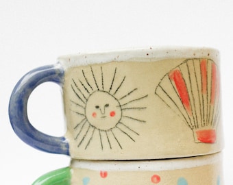 handgemachte große Keramik Tasse mit Illustrationen von Muschel und Sonne | Kaffeetasse | Kunsthandwerk