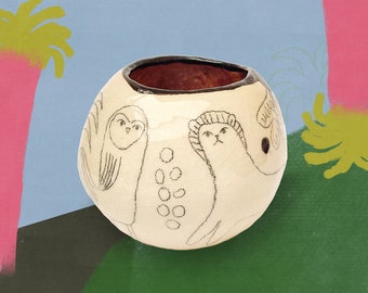 handgemachte Keramik Vase mit Illustrationen | runde Keramik Skulptur | Aufbewahrung für Stifte